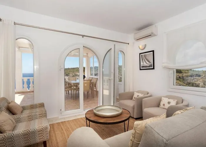 Es Macar, Heated Pool & Sea Views 度假居