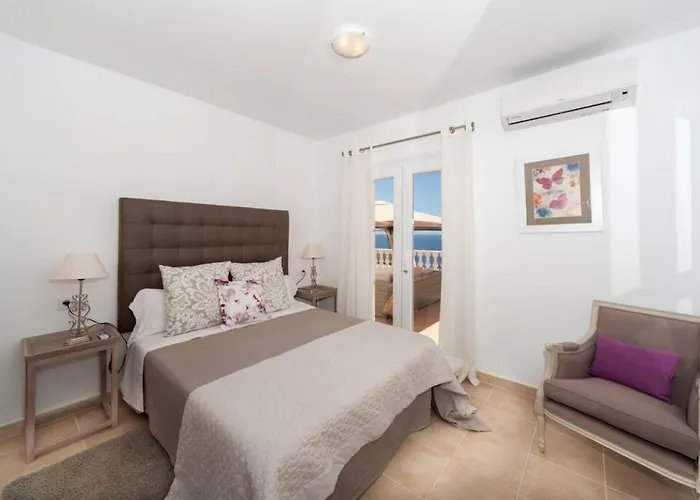 Es Macar, Heated Pool & Sea Views Holiday home *