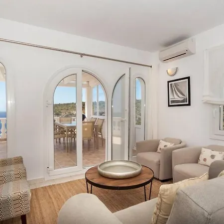 Es Macar, Heated Pool & Sea Views بيت للعطل